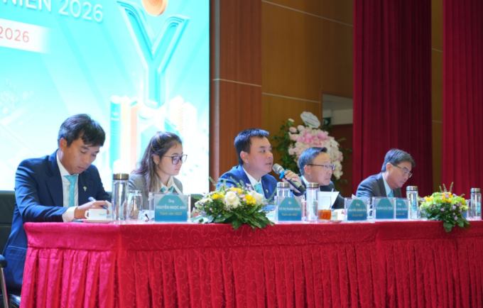 Đoàn chủ tịch đang trả lời các câu hỏi của cổ đông. Ảnh: DPM