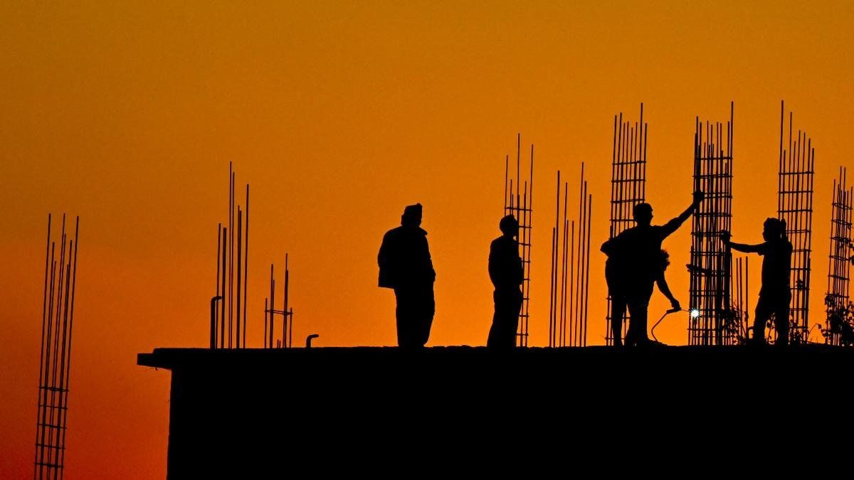 Nguồn cung căn hộ giảm gần 50%, thị trường TP HCM đối mặt lệch pha cung – cầu