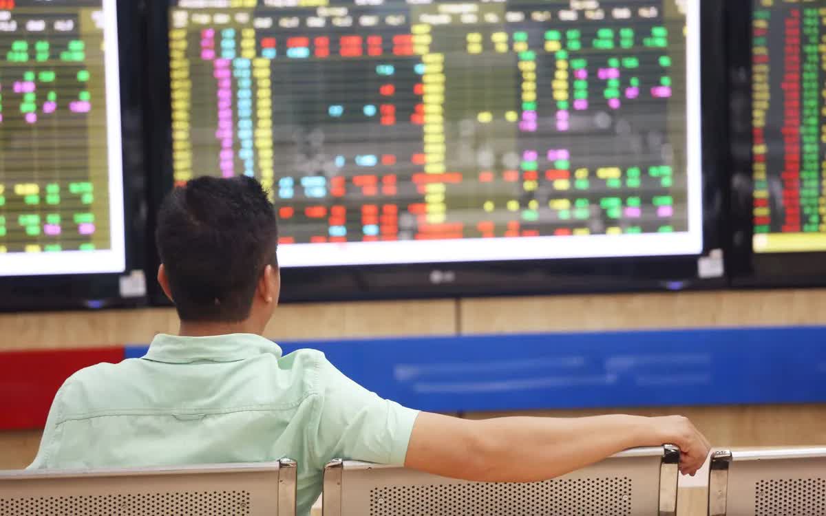 SHS cảnh báo VN-Index có thể tạo đỉnh ngắn hạn sau chuỗi tăng “nóng”