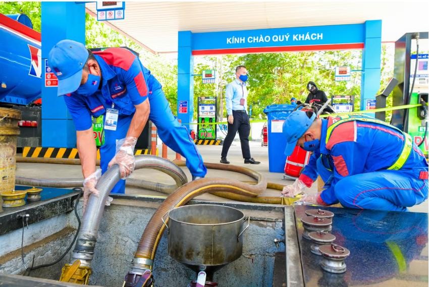 Gần 1.000 cửa h&agrave;ng PVOIL ch&iacute;nh thức b&aacute;n xăng E10 từ ng&agrave;y 15/5 - Ảnh 1
