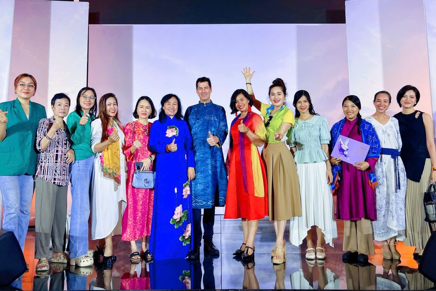 Áo dài ngũ thân xuất hiện tại chương trình truyền cảm hứng quốc tế ở TP.HCM