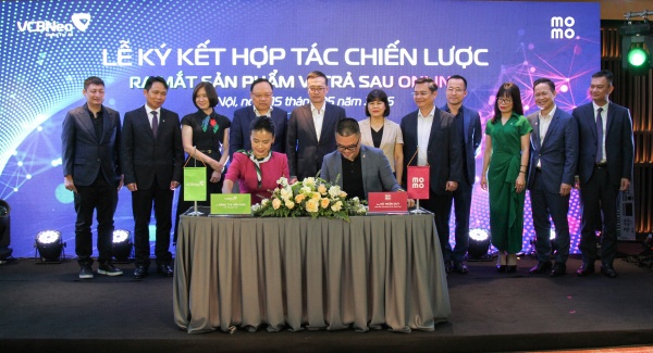VCBNeo hợp tác cùng MoMo ra mắt sản phẩm Ví trả sau Online