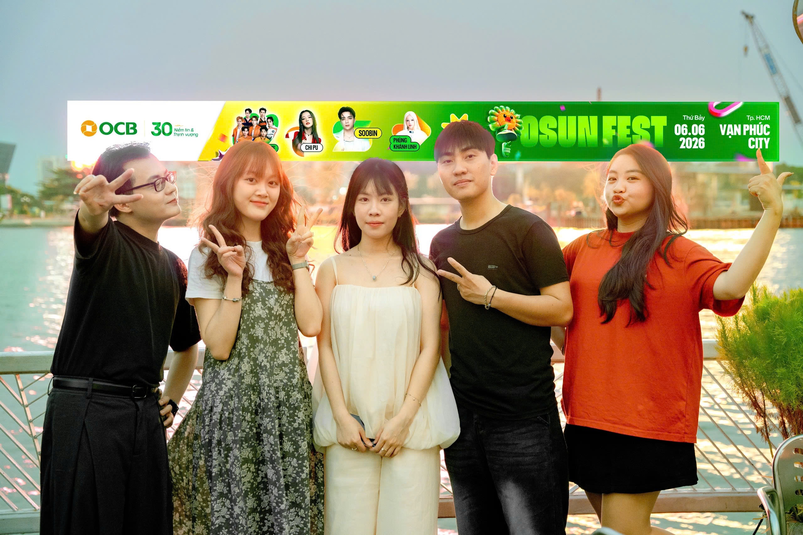 Khách hàng chụp hình check-in với SkyLED OSUNFEST tại bến Bạch Đằng