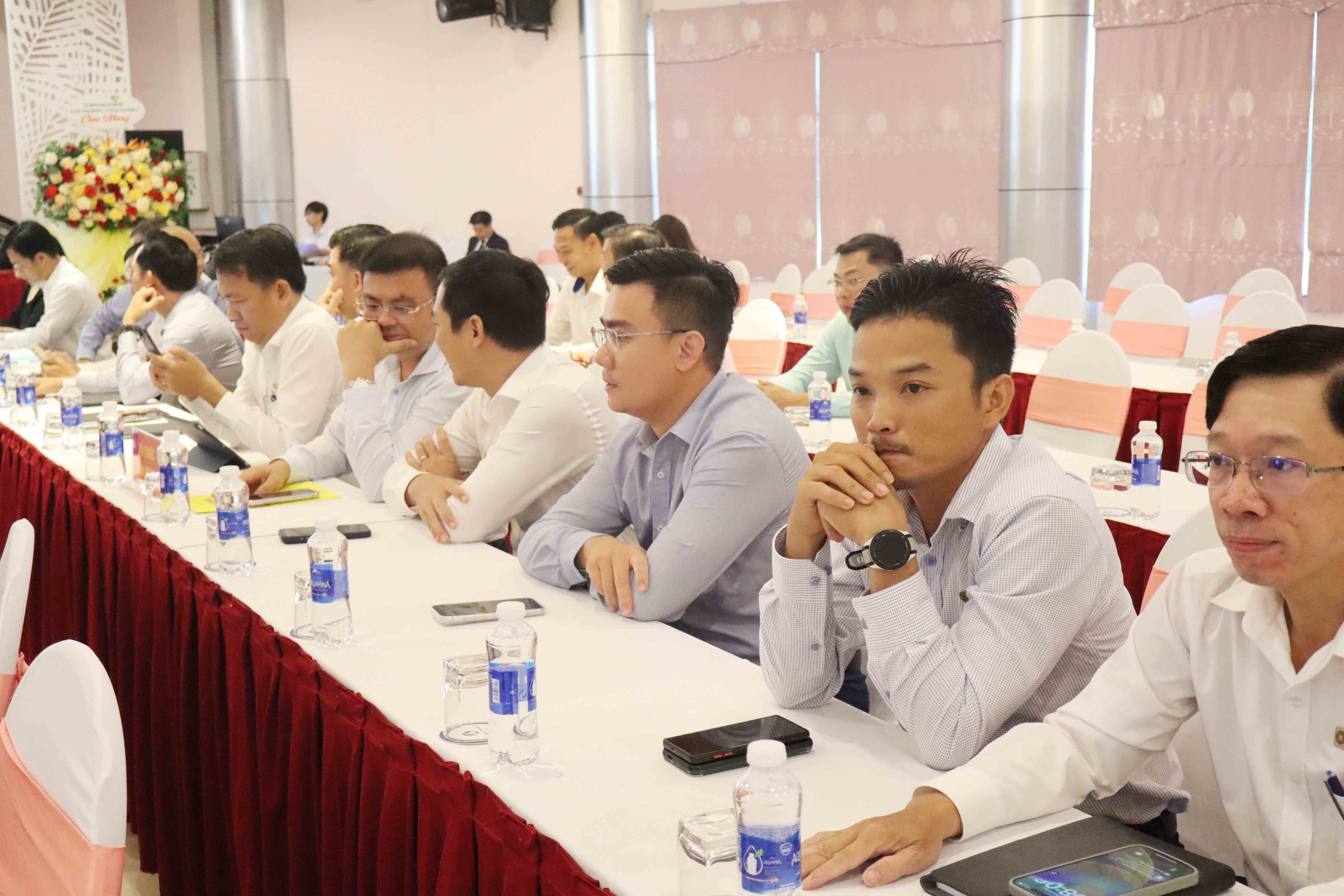 Doanh nghiệp và các tổ chức tín dụng thẳng thắn trao đổi để hợp tác phát triển kinh doanh