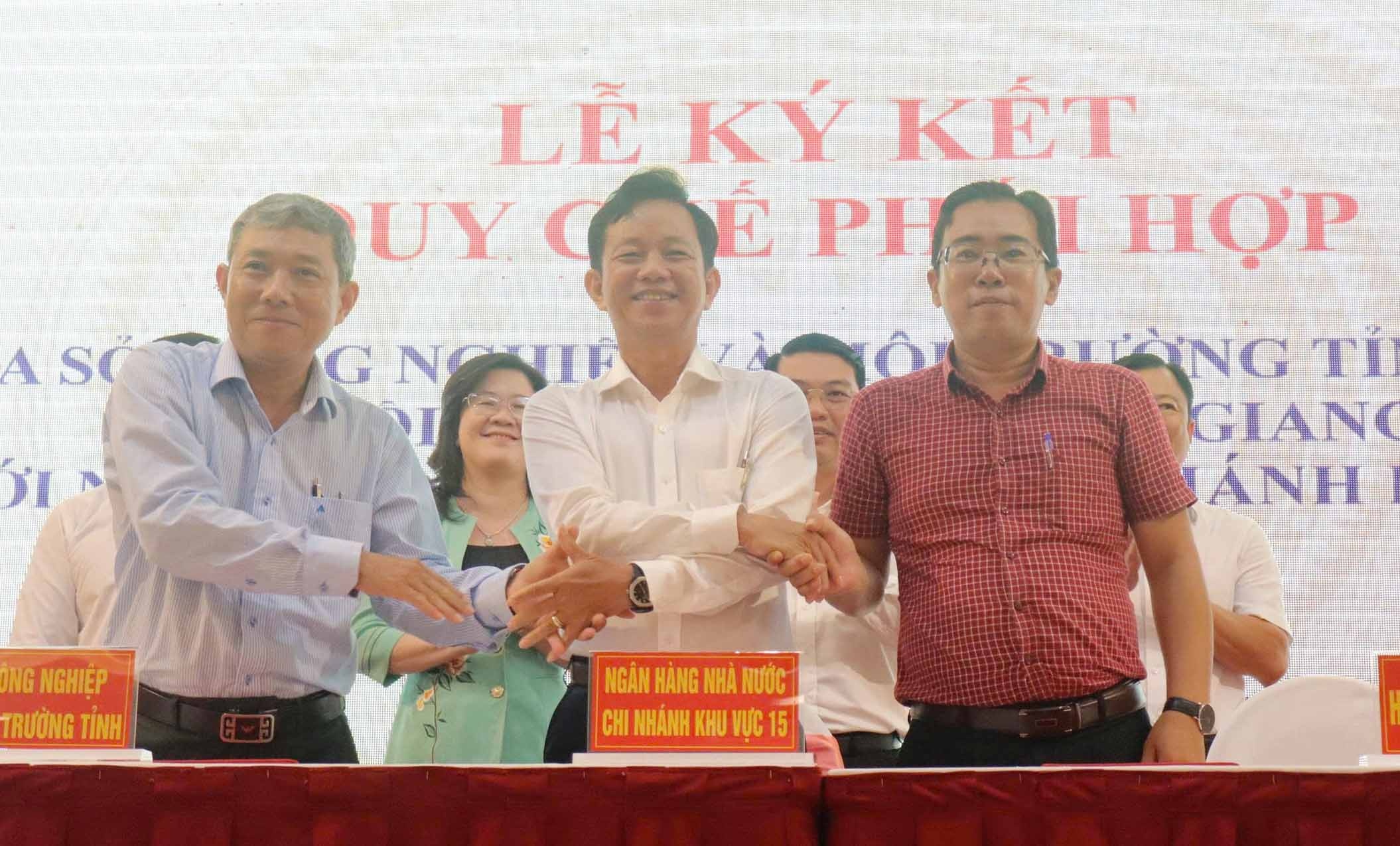 Ông Trần Văn Phước (giữa), quyền Giám đốc NHNN chi nhánh Khu vực 15