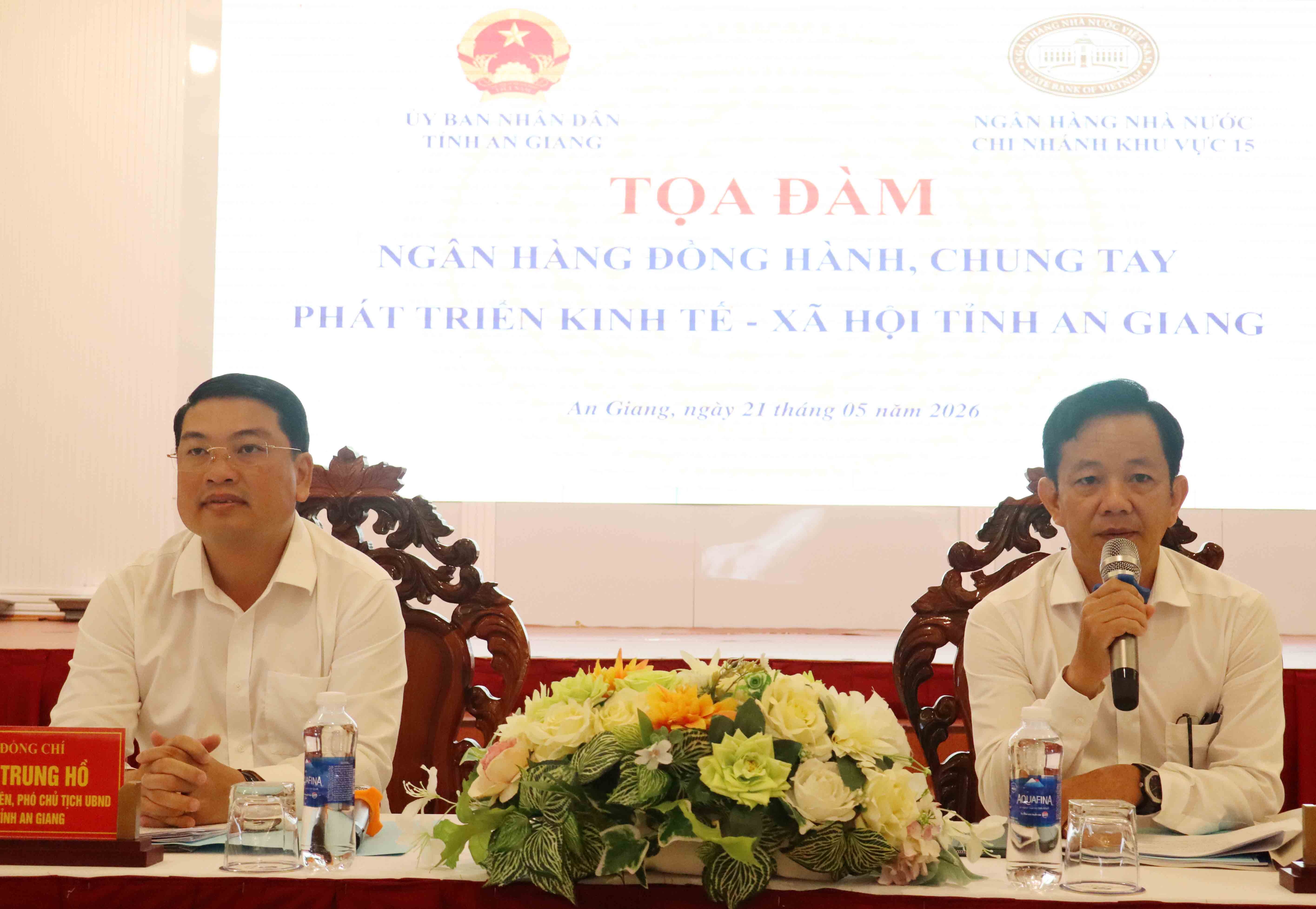 Ông Lê Trung Hồ (bìa trái), Phó Chủ tịch UBND tỉnh An Giang trực tiếp chủ trì, đồng chủ trì ông Trần Văn Phước, quyền Giám đốc NHNN chi nhánh Khu vực 15. Tham dự hội nghị có lãnh đạo Ủy ban MTTQ, Ban Nội chính, Ban Kinh tế ngân sách HĐND, Văn phòng UBND tỉnh; đại diện các Sở, ban, ngành chủ chốt cấp tỉnh cùng hệ thống các tổ chức tín dụng (TCTD) và đông đảo cộng đồng doanh nghiệp trên địa bàn.