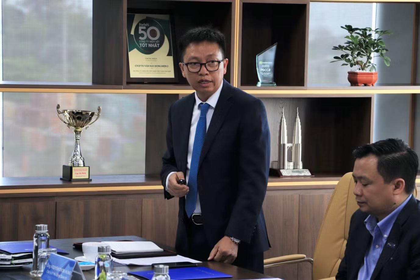 Ảnh có chứa người, bộ đồ, trang phục, đàn ông Mô tả được tạo tự động