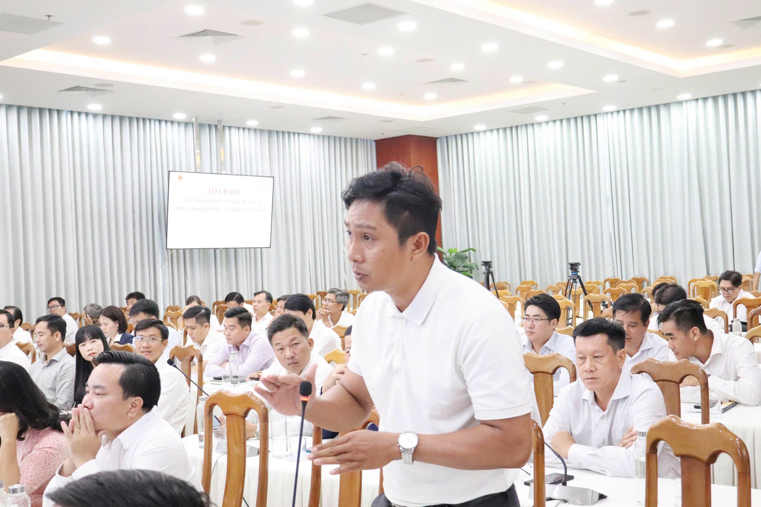 Doanh nghiệp nêu nhiều ý kiến với lãnh đạo tỉnh và ngành Ngân hàng