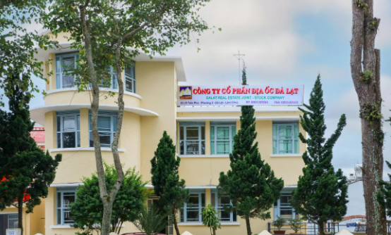 Địa ốc Đà Lạt đối mặt nhiều áp lực: Bị phạt, cổ phiếu hạn chế giao dịch, vốn chủ sở hữu xuống thấp