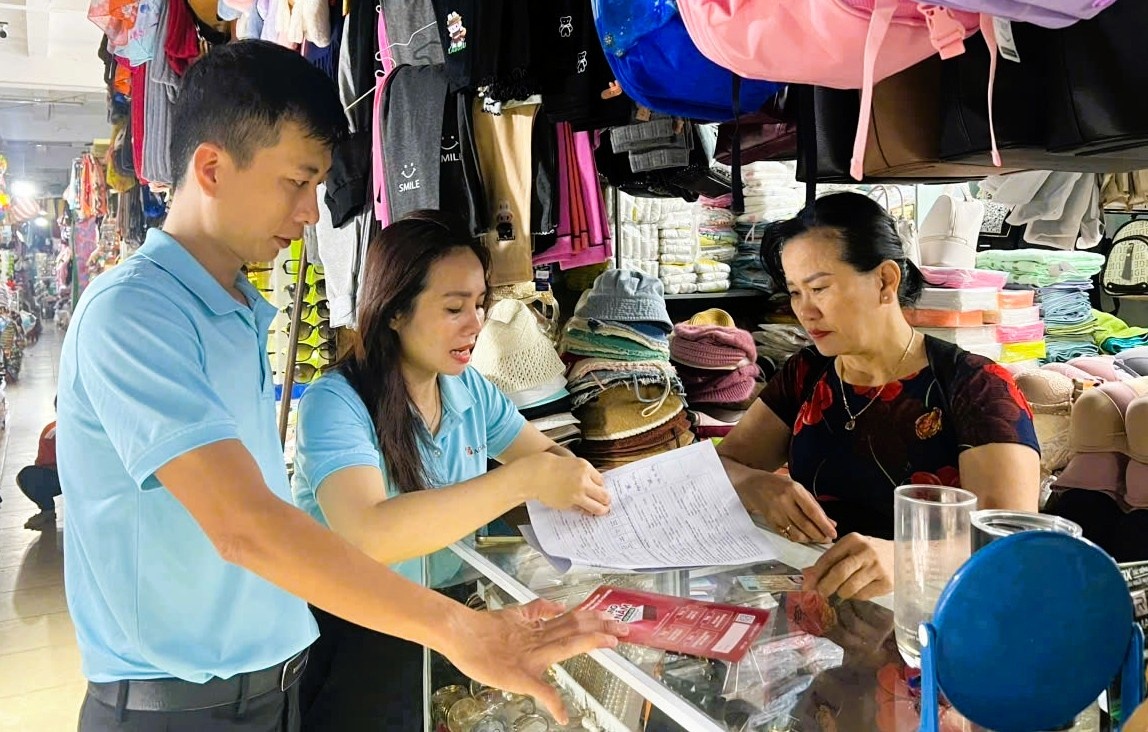 Các TCTD trên địa bàn thành phố “đi từng ngõ, gõ từng nhà”, để hỗ trợ tiểu thương làm quen với công nghệ số.