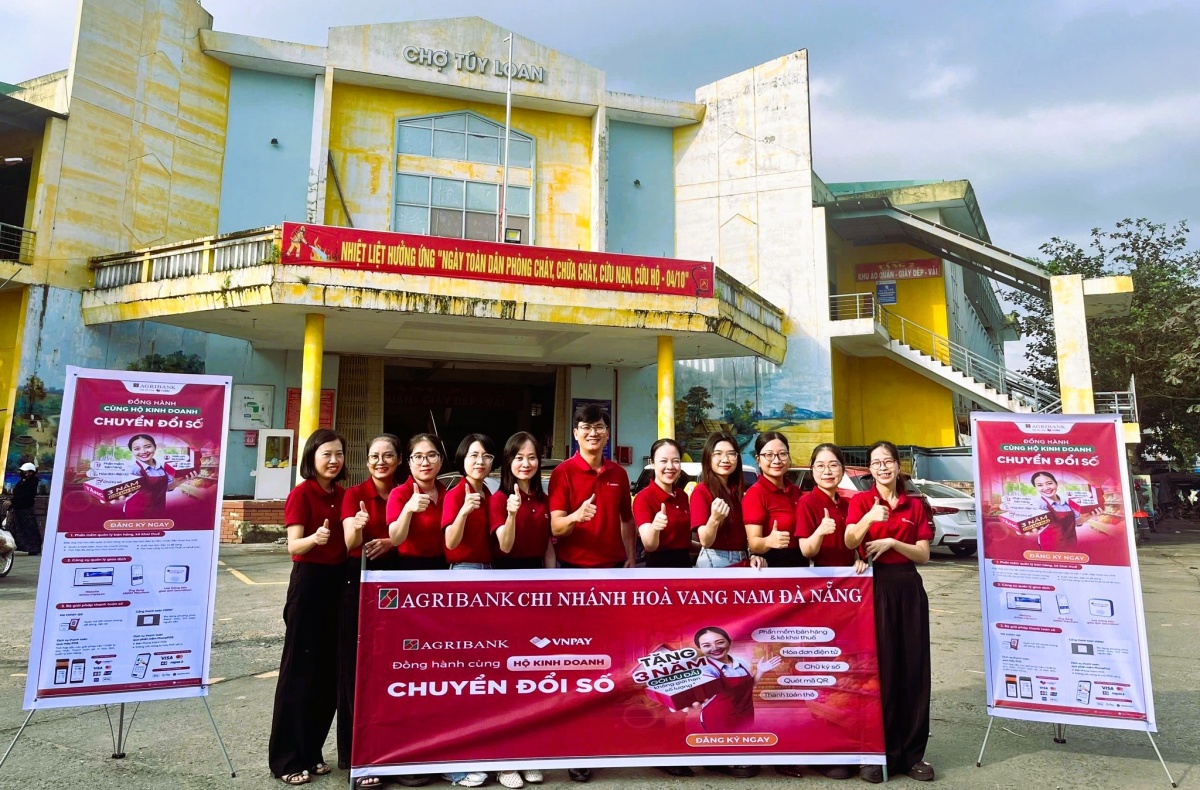 Agribank Chi nhánh Hòa Vang Nam Đà Nẵng ra quân tuyên truyền, tư vấn chuyển đổi số cho hộ kinh doanh.