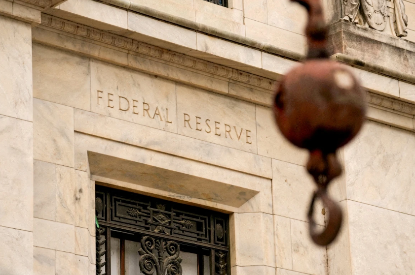Vì sao thị trường bất ngờ từ bỏ kỳ vọng Fed giảm lãi suất?