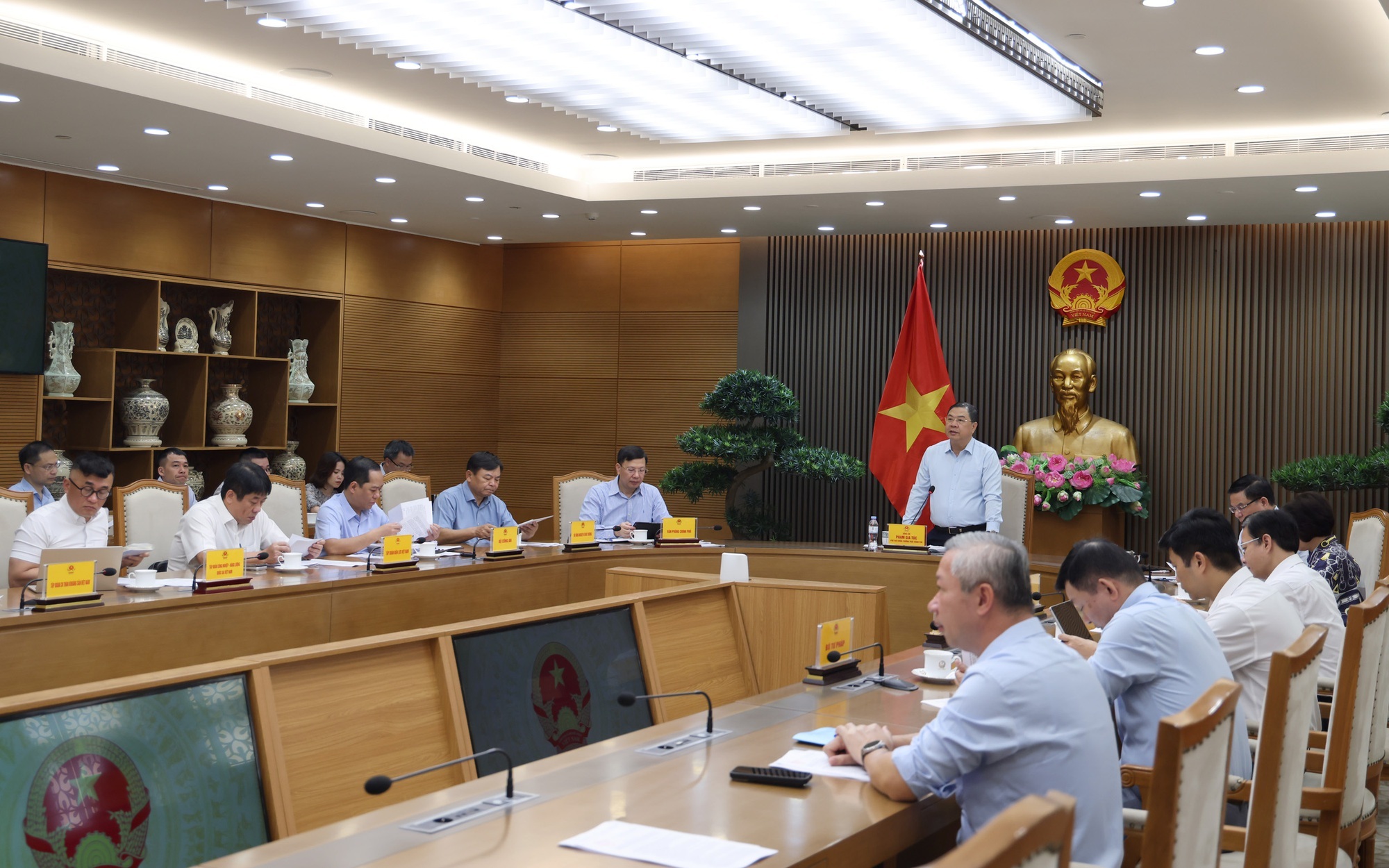 Phó Thủ tướng Thường trực Phạm Gia Túc làm việc với Bộ Công Thương và các bộ, ngành liên quan.jpg