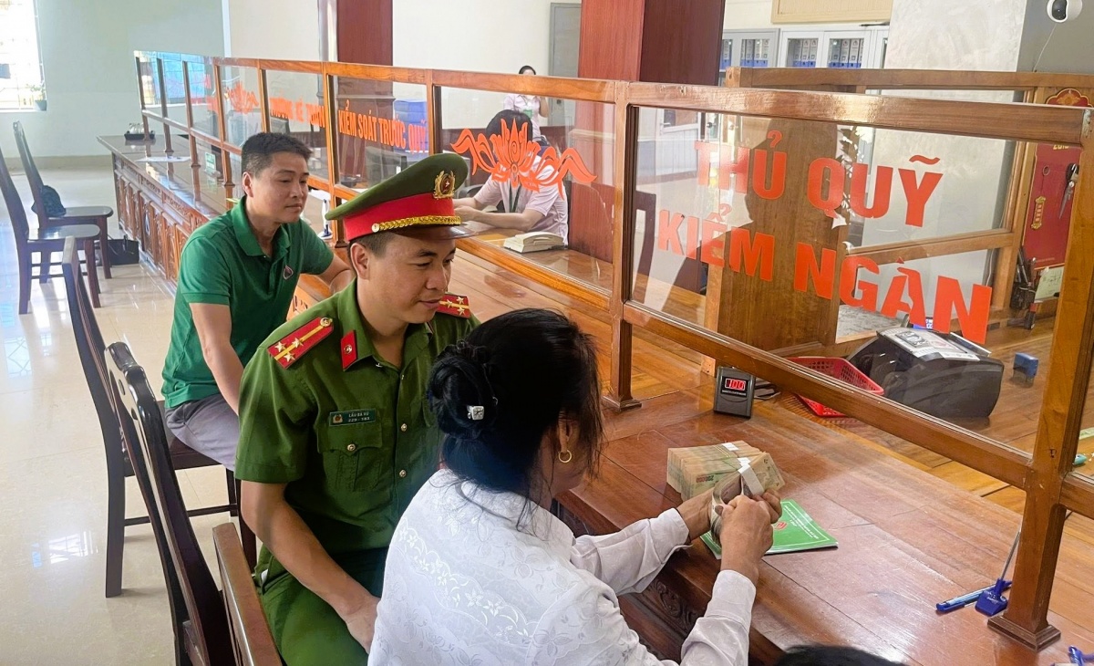 Bà Lô Thị Ph. mẹ của anh Lô Văn H. nhận số tiền vay 200 triệu đồng từ phòng giao dịch NHCSXH Kỳ Sơn.