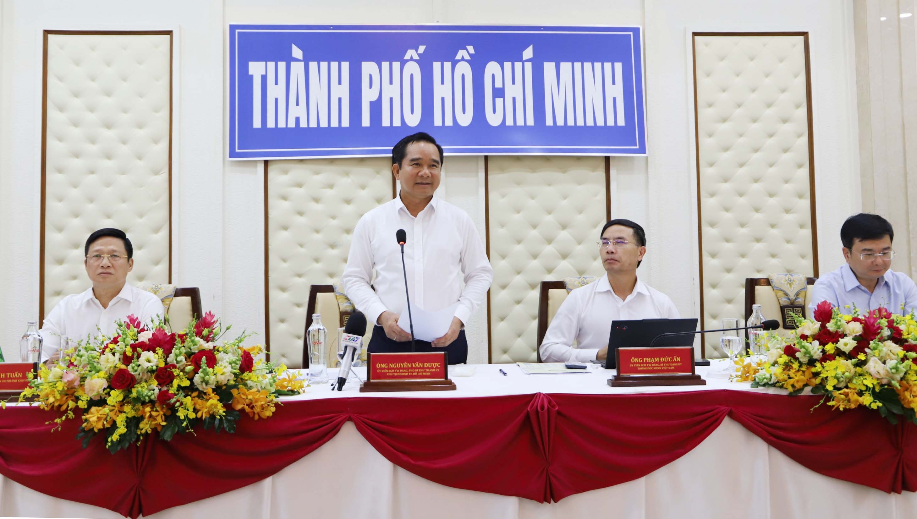 Chủ tịch UBND TP. Hồ Chí Minh cam kết sẽ chỉ đạo các đơn vị trên địa bàn gỡ vướng các dự án vướng mắc kéo dài để mở đường cho ngân hàng cho vay