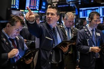 Chứng khoán Mỹ rơi tự do, S&P 500 đứt chuỗi tăng 9 tuần