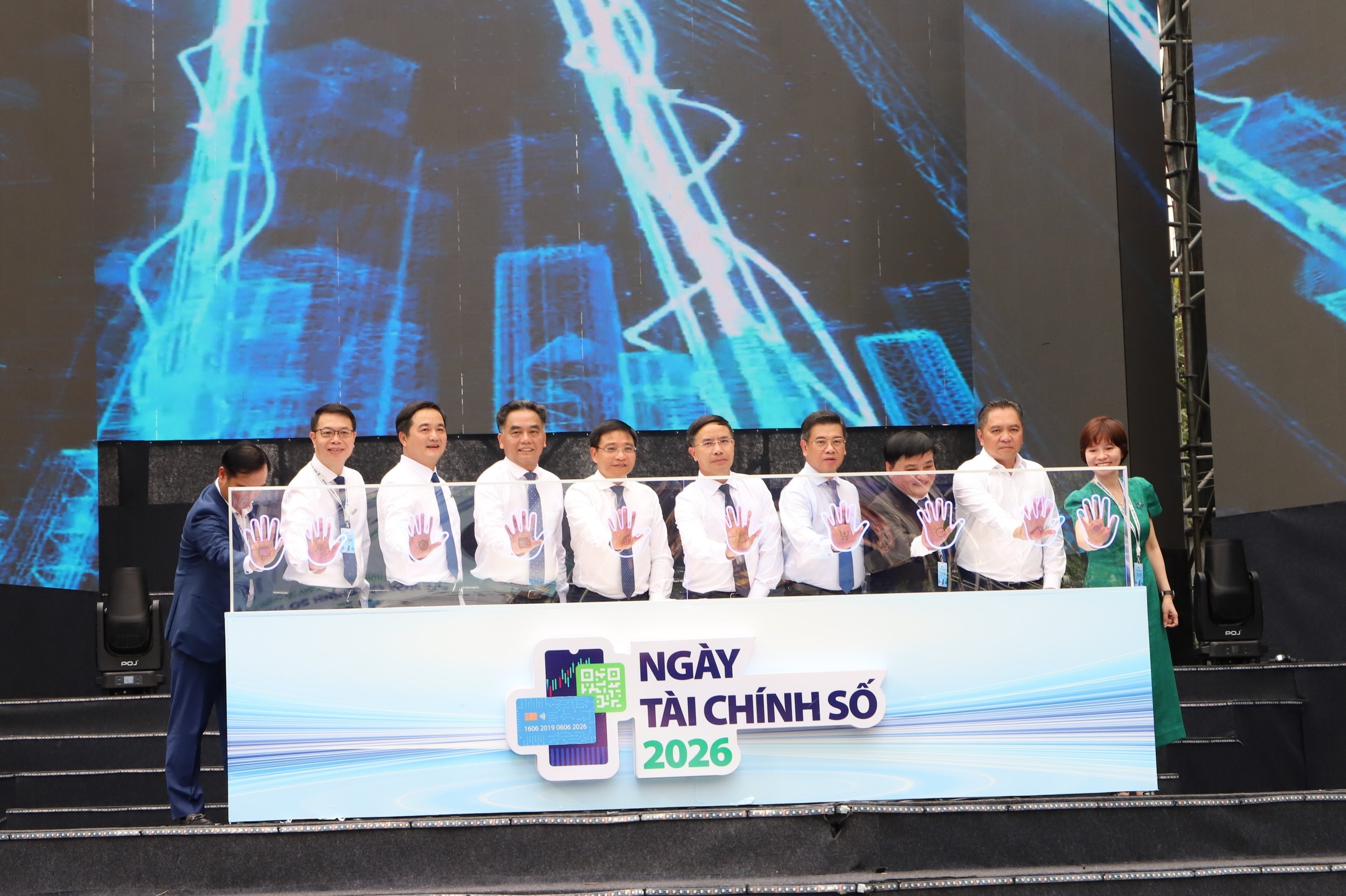 Các đại biểu làm nghi thức khai mạc