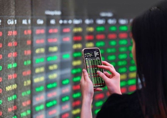 Chứng khoán tuần qua: Thị trường rung lắc mạnh, VN-Index lấy lại mốc 1.220 điểm