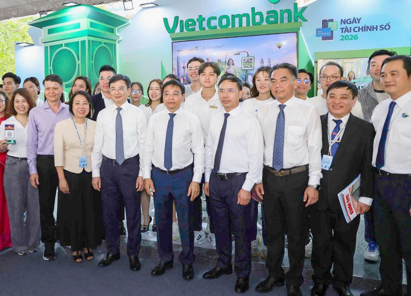 Các đại biểu tham quan gian hàng về thành tựu thanh toán số của các tổ chức tín dụng
