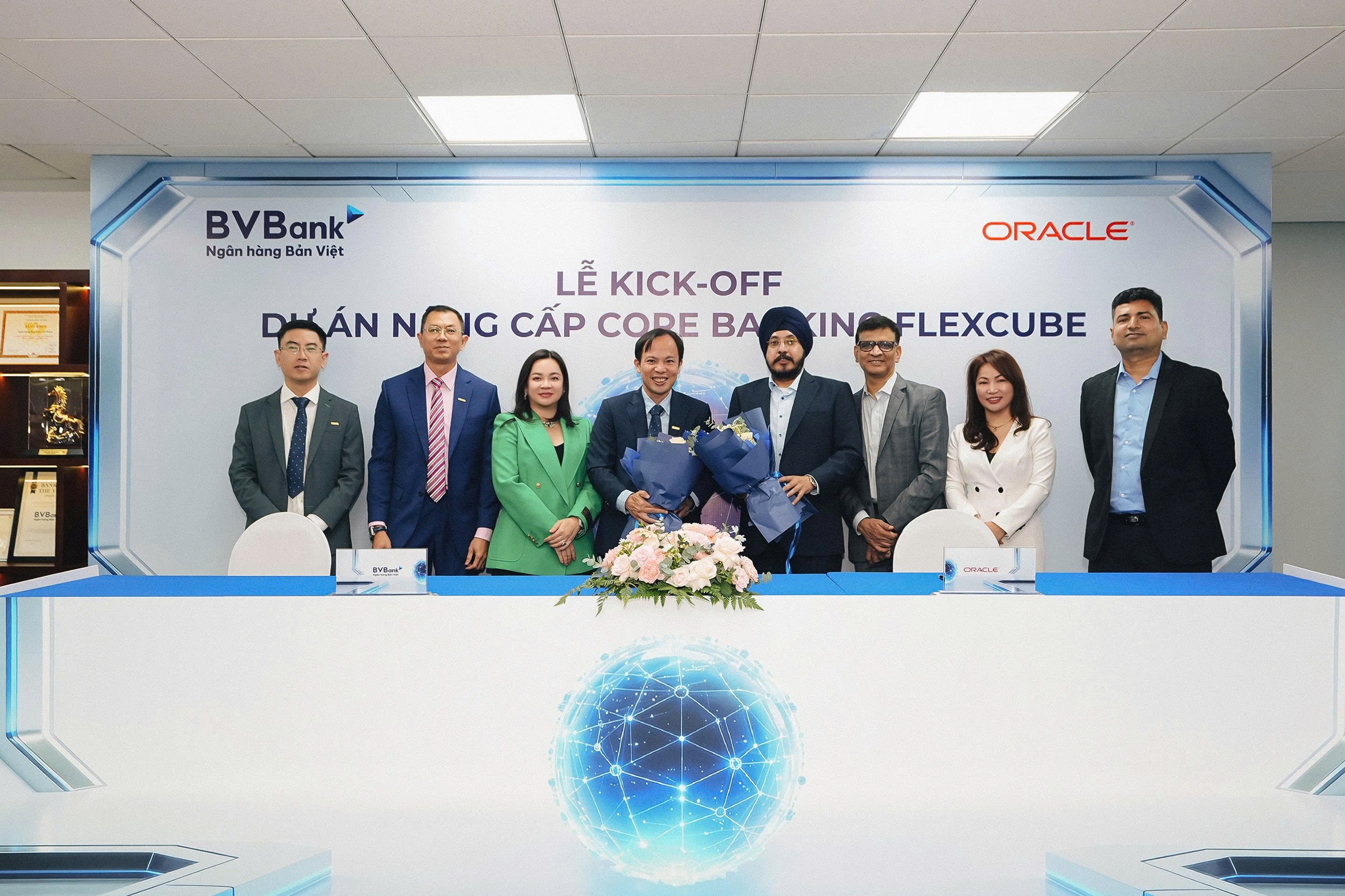 Ông Phan Việt Hải - Phó tổng Giám đốc BVBank và Ông HS Teji - Phó Chủ tịch, Giám đốc Oracle KV Nhật Bản & Châu Á - Thái Bình Dương (cầm hoa đứng giữa) ký thỏa thuận hợp tác dưới sự chứng kiến của: Về phía BVBank: Bà Nguyễn Thanh Phượng - Chủ tịch Ủy ban Chiến lược và đổi mới, Ông Lý Hoài Văn - Tổng Giám đốc, Ông Huỳnh Quốc Cường - Giám đốc dự án Về phía Oracle: Ông Rajesh Kumar - Phó Chủ tịch Khu vực, phụ trách mảng tư vấn, Bà Vân Anh - Giám đốc kinh doanh công nghệ, Ông Satish - Giám đốc kinh doanh khối tư vấn