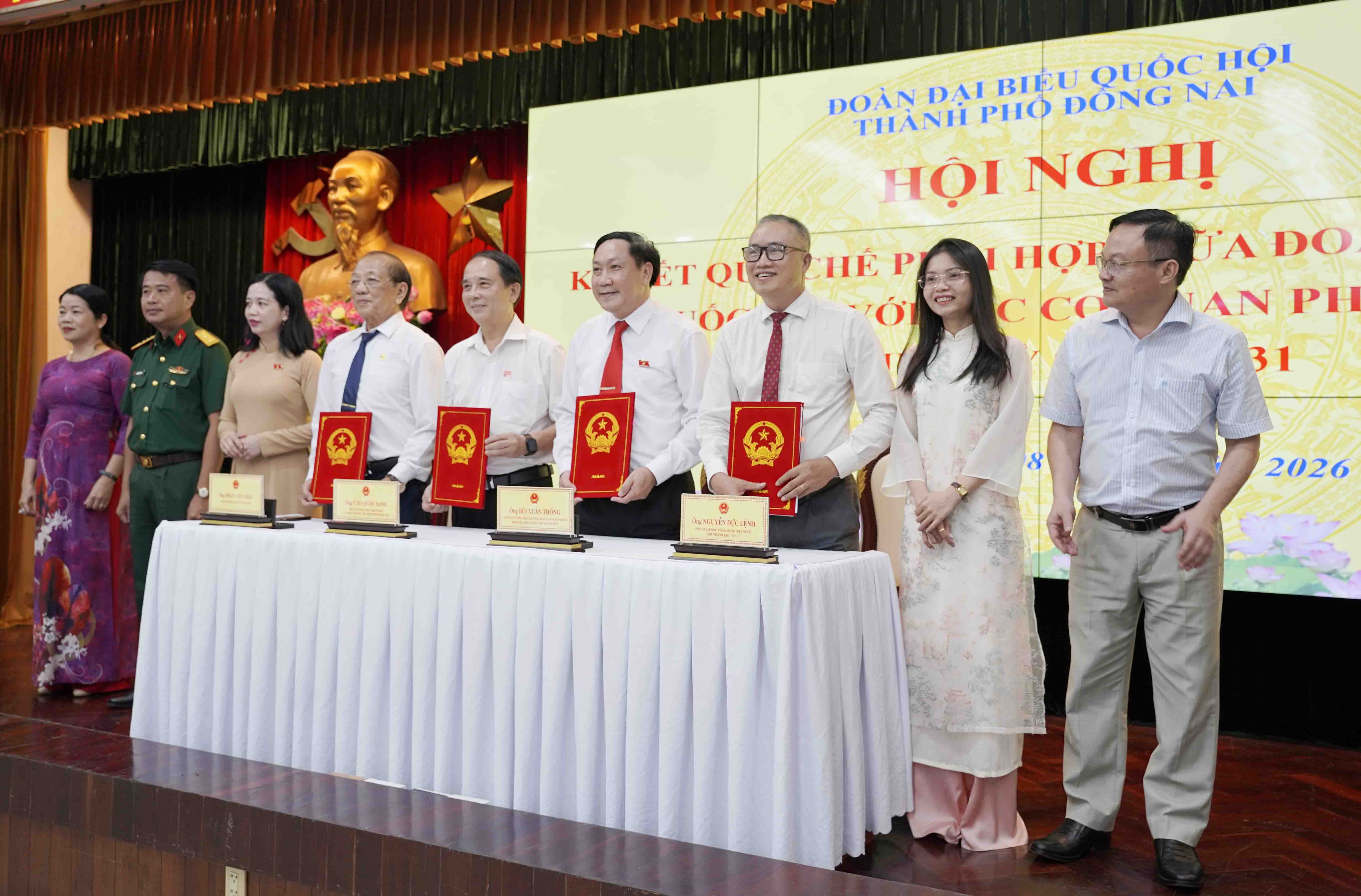 Ông Nguyễn Đức Lệnh (thứ ba từ phải sang) – Phó giám đốc NHNN Chi nhánh Khu vực 2 đại diện ký kết Quy chế phối hợp với Đoàn ĐBQH Đồng Nai