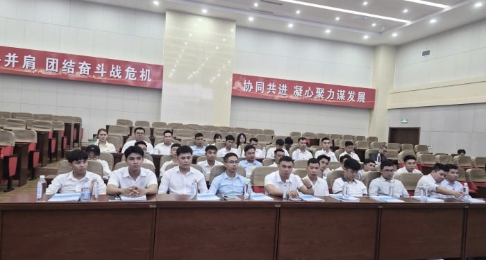 Các cán bộ quản lý và kỹ sự tham dự lễ khai mạc khóa đào tạo tại Trung Quốc (Ảnh Hòa Phát).jpg
