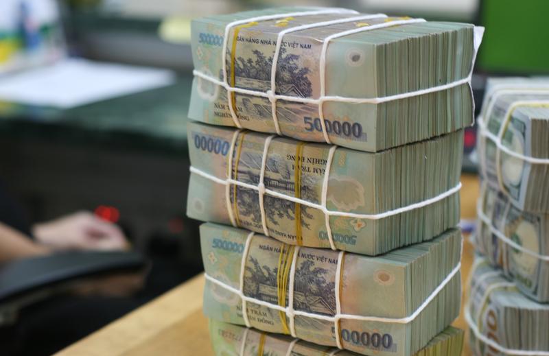 NHNN tiếp tục hút ròng, lãi suất qua đêm giảm về 4,9%/năm