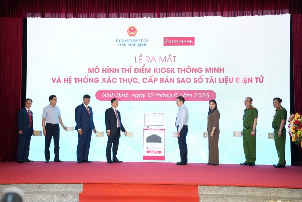 Người dân Ninh Bình làm thủ tục hành chính ngay tại Kiosk thông minh