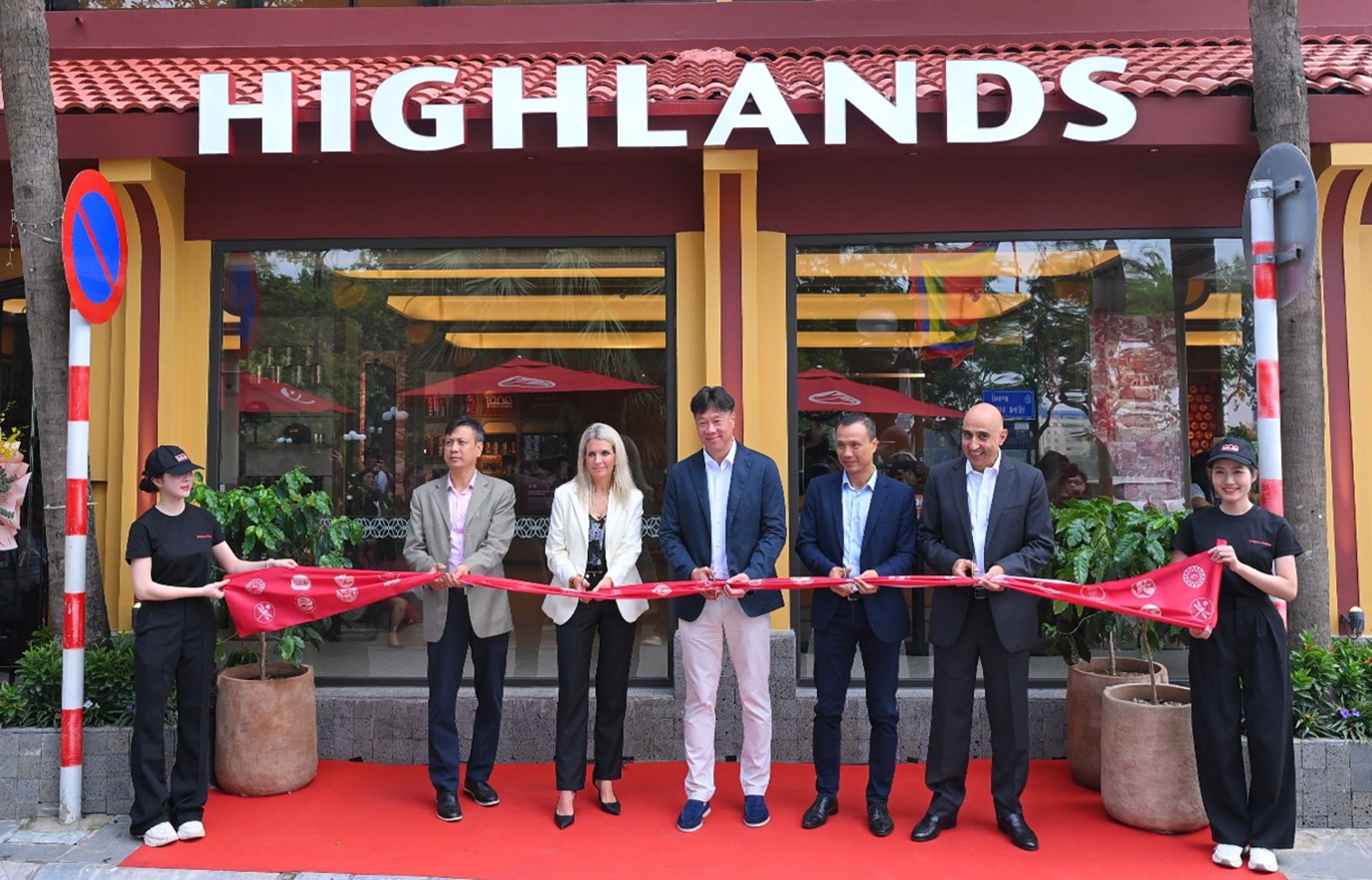 Cán mốc 1.000 cửa hàng: Highlands Coffee đang "bỏ xa" các chuỗi cà phê khác như thế nào?