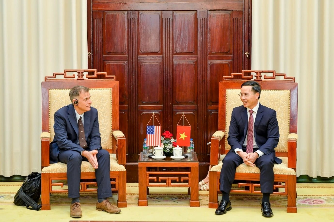 Thống đốc Phạm Đức Ấn và ông Robert Kaproth tại buổi làm việc.jpg