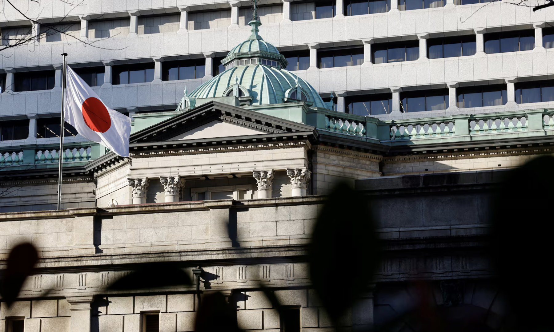 BOJ tăng lãi suất lên 1%, vì sao đồng yen vẫn yếu?