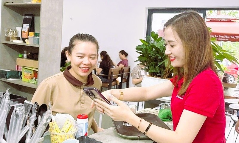 Việc duy trì mặt bằng lãi suất ở mức hợp lý, tạo điều kiện thuận lợi để doanh nghiệp và người dân giảm áp lực chi phí tài chính.