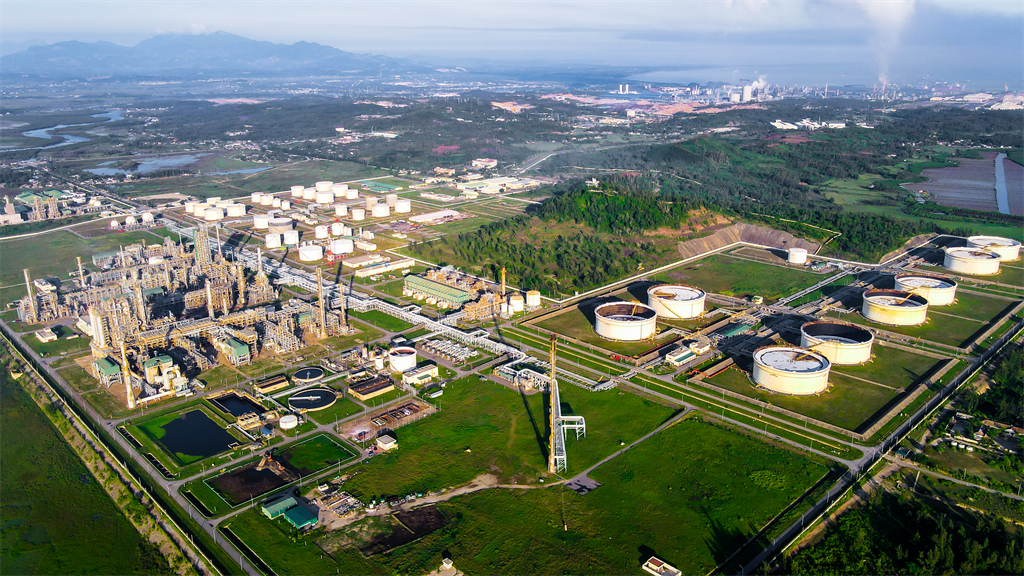 Nhà máy Lọc dầu Dung Quất.png