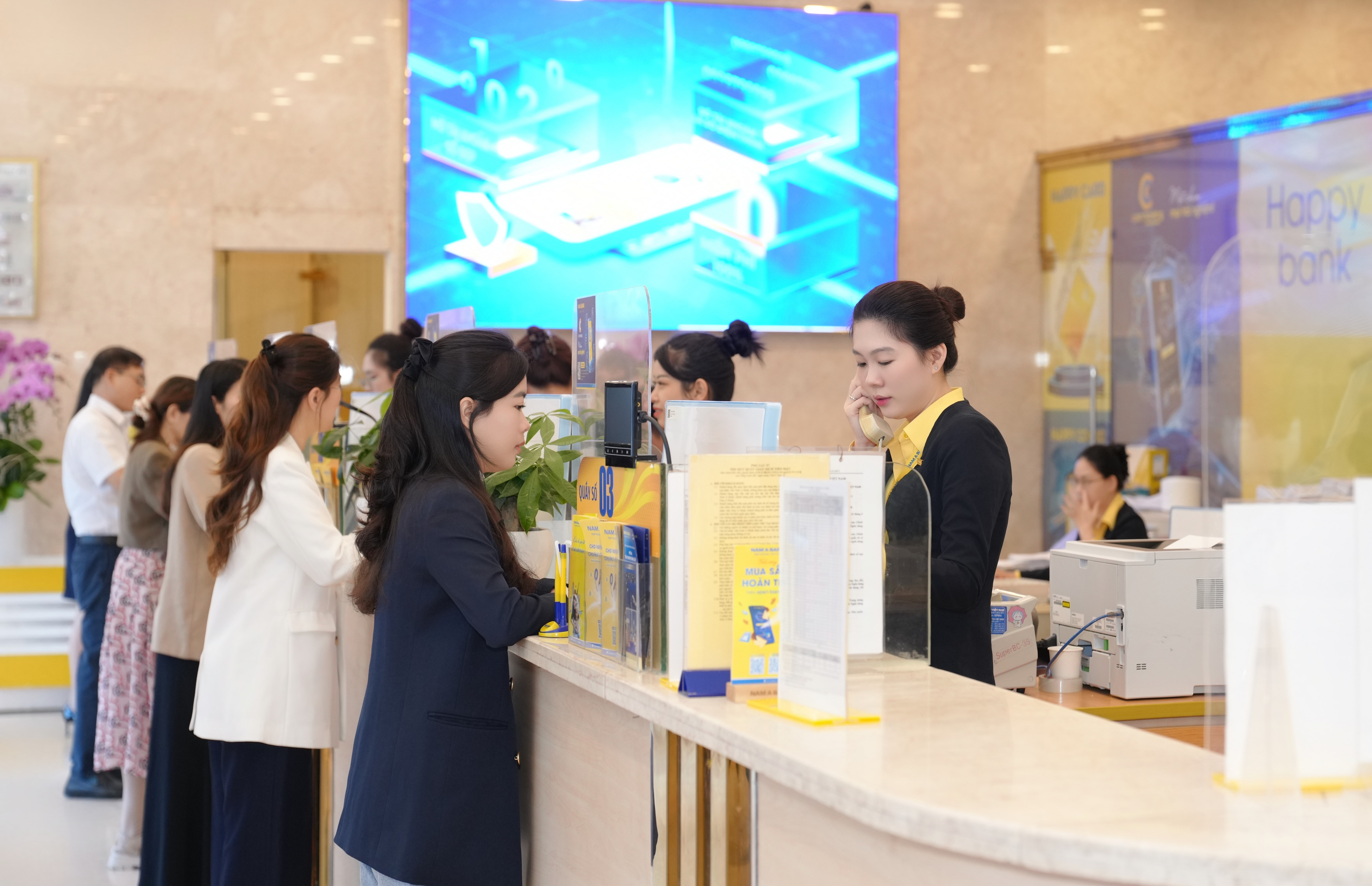 Khách hàng giao dịch tại Nam A Bank