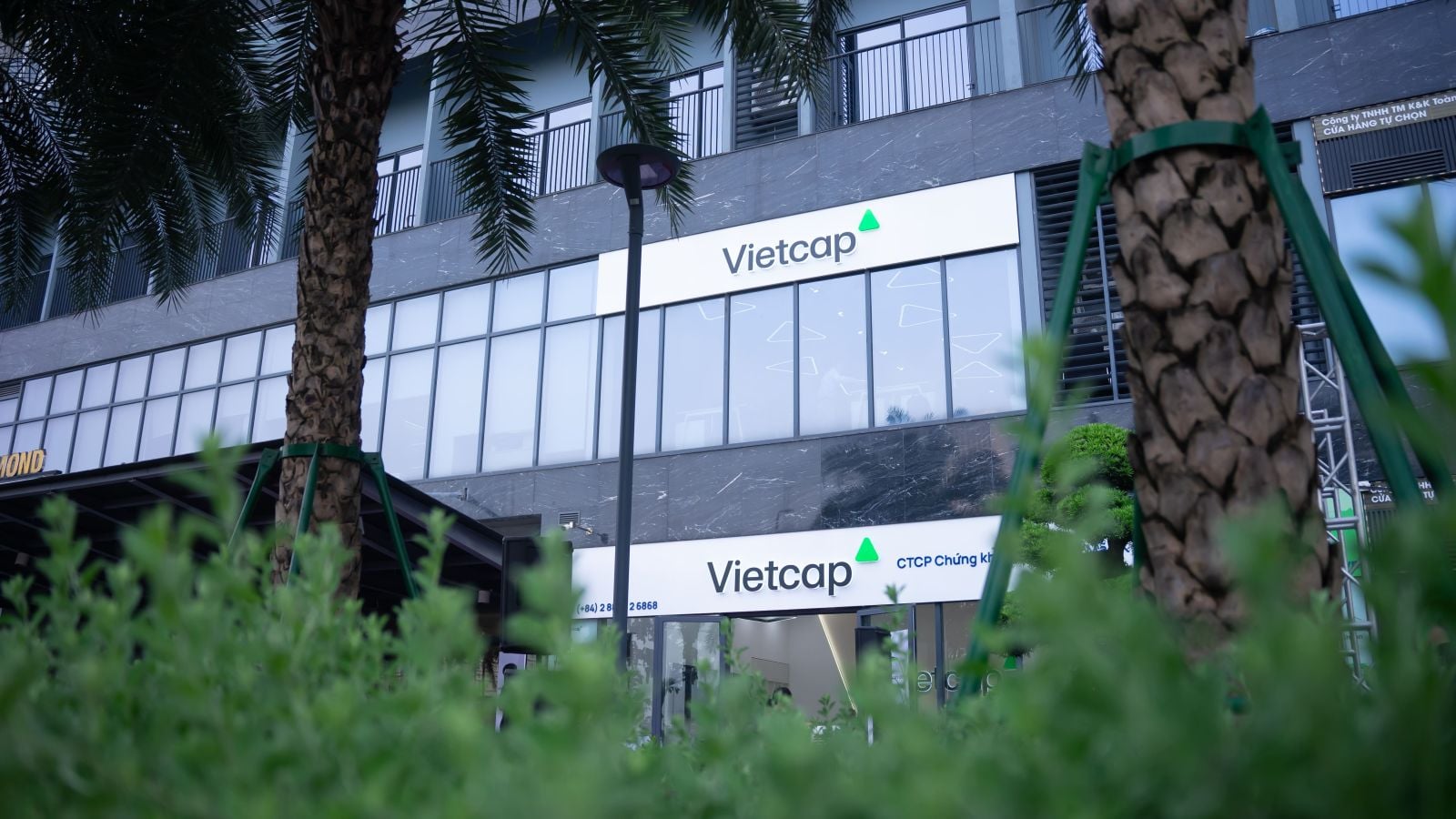 Giao dịch “chui” cổ phiếu Vietcap (VCI), Phoenix Holdings bị xử phạt