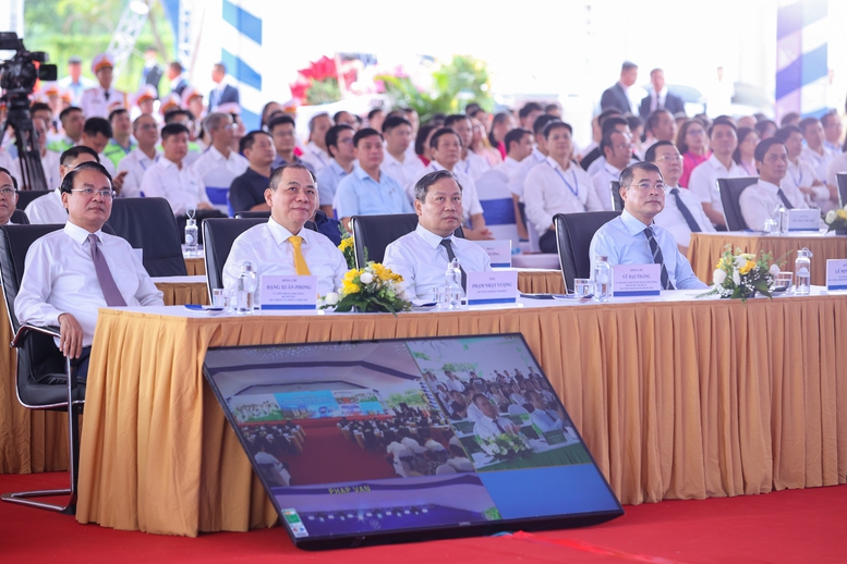 Thủ tướng Lê Minh Hưng, Chủ tịch HĐQT Vingroup Phạm Nhật Vượng và các đại biểu dự lễ khởi công 3 dự án nhà ở cho thuê tại Hà Nội.jpg