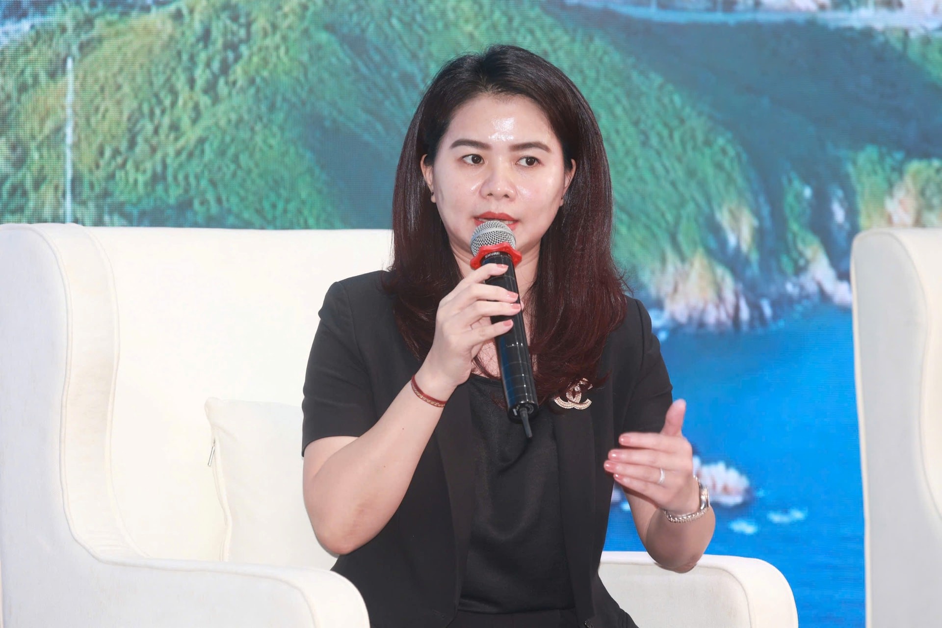 Bà Hoàng Thu Hằng - Phó Cục trưởng Cục Quản lý nhà và thị trường bất động sản (Bộ Xây dựng) chia sẻ tại phiên thảo luận.jpg