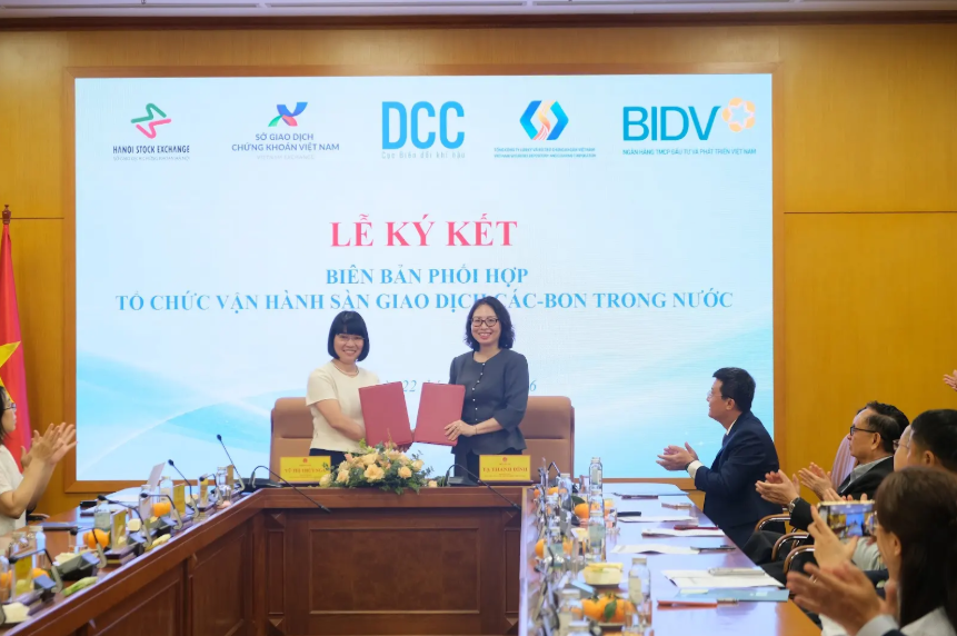 Đại diện các bên trao thỏa thuận hợp tác liên quan đến việc tổ chức vận hành sàn giao dịch carbon.png