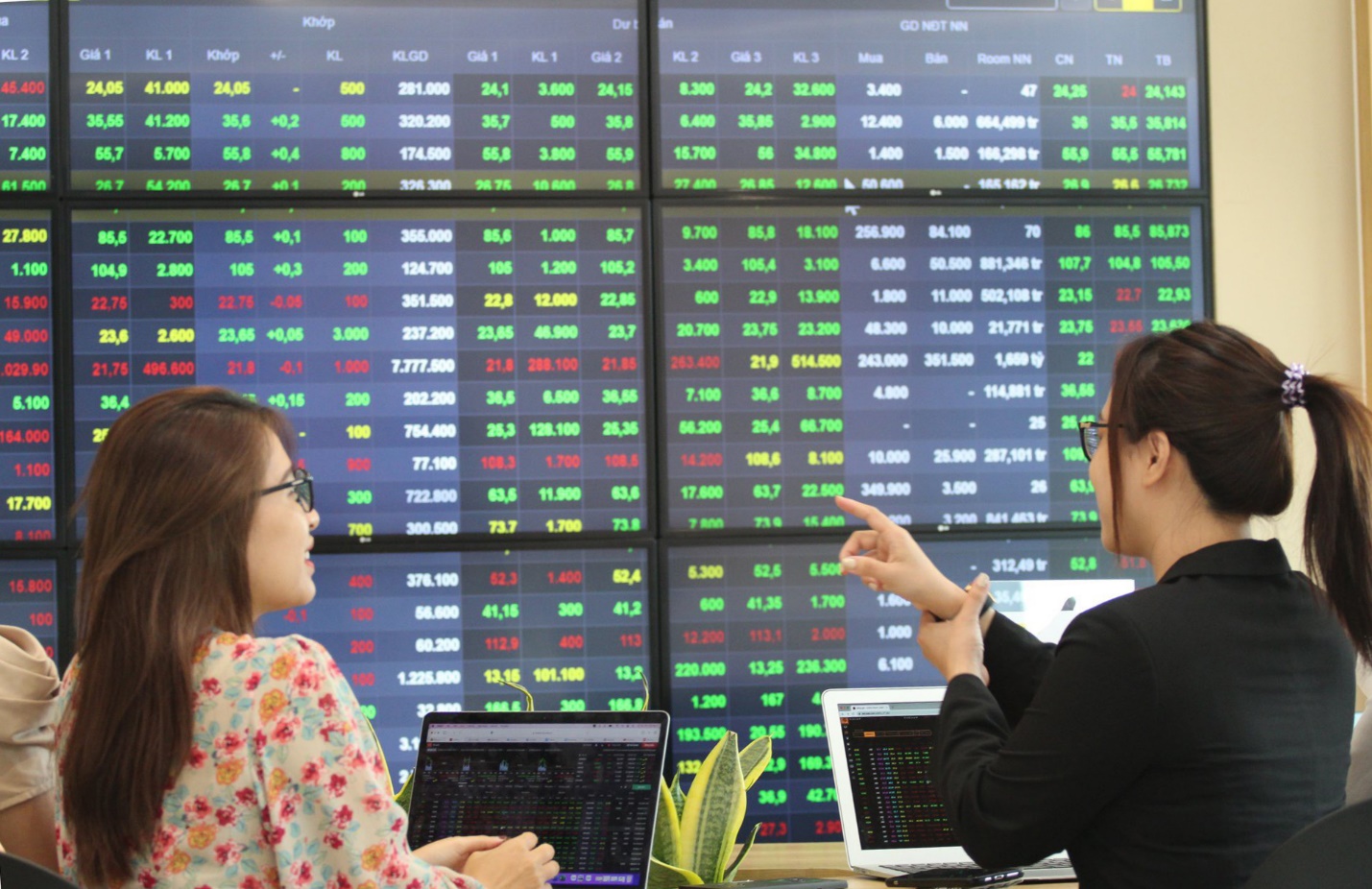 Cổ phiếu đáng chú ý ngày 23/06: VPB, VCB, FRT cùng nhận định tích cực từ giới phân tích