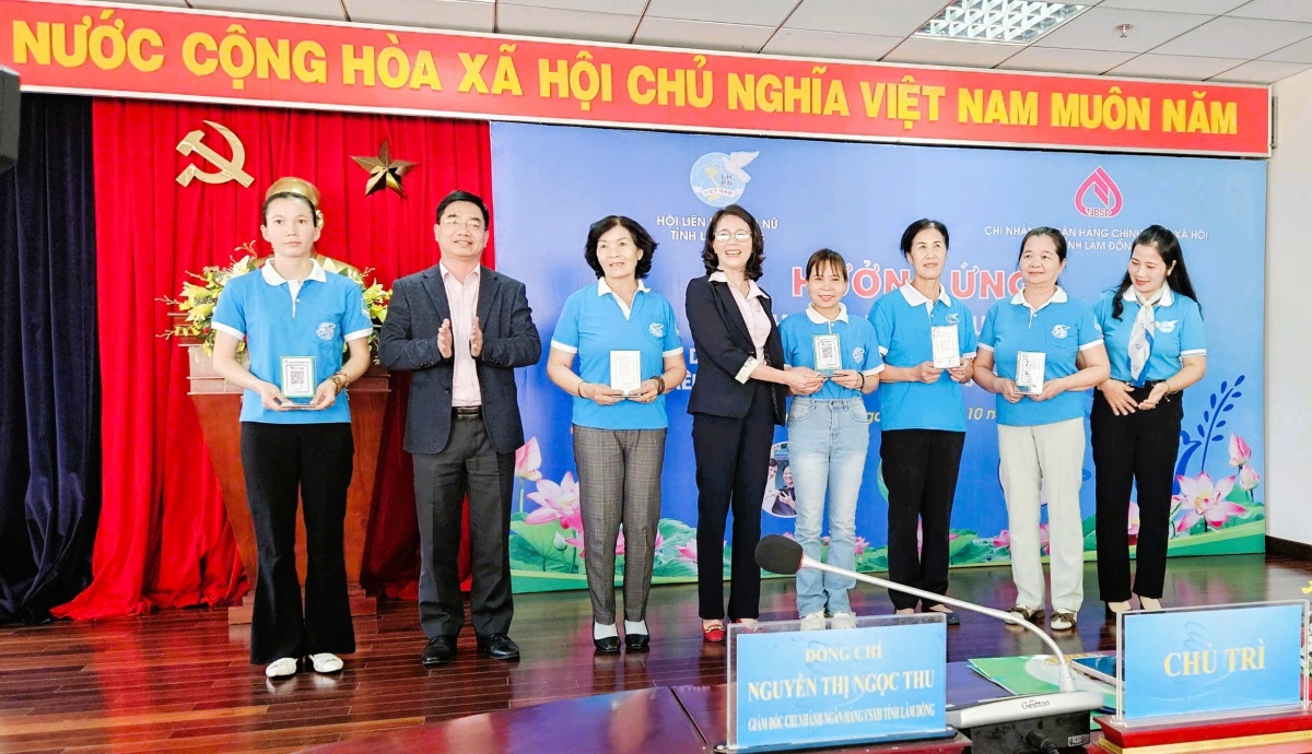 NHCSXH chi nhánh tỉnh Lâm Đồng phối hợp với các tổ chức nhận ủy thác triển khai thanh toán không dùng tiền mặt trên ứng dụng ngân hàng điện tử VBSP SmartBanking.