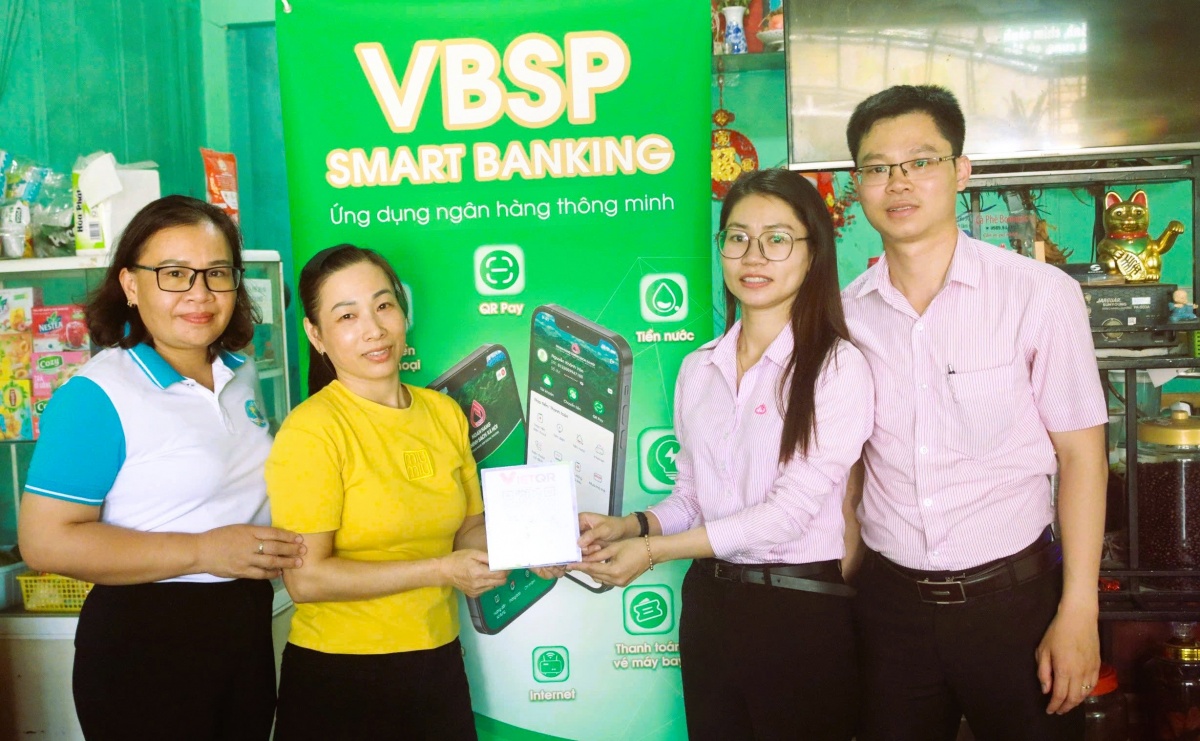 Hiện, có khoảng 50% số khách hàng vay vốn NHCSXH chi nhánh Lâm Đồng đã mở dịch vụ VBSP SmartBanking.