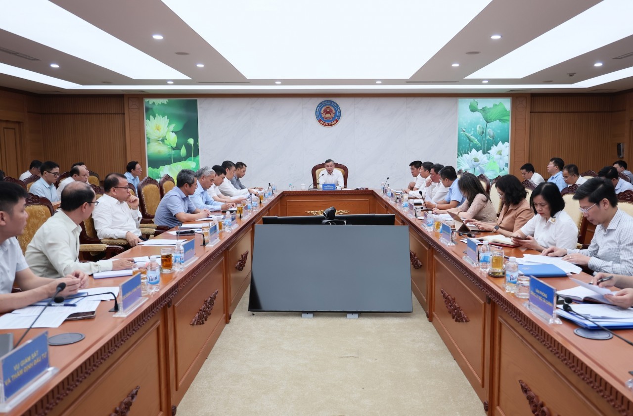Bộ trưởng Bộ Tài chính Ngô Văn Tuấn chủ trì cuộc họp.jpg