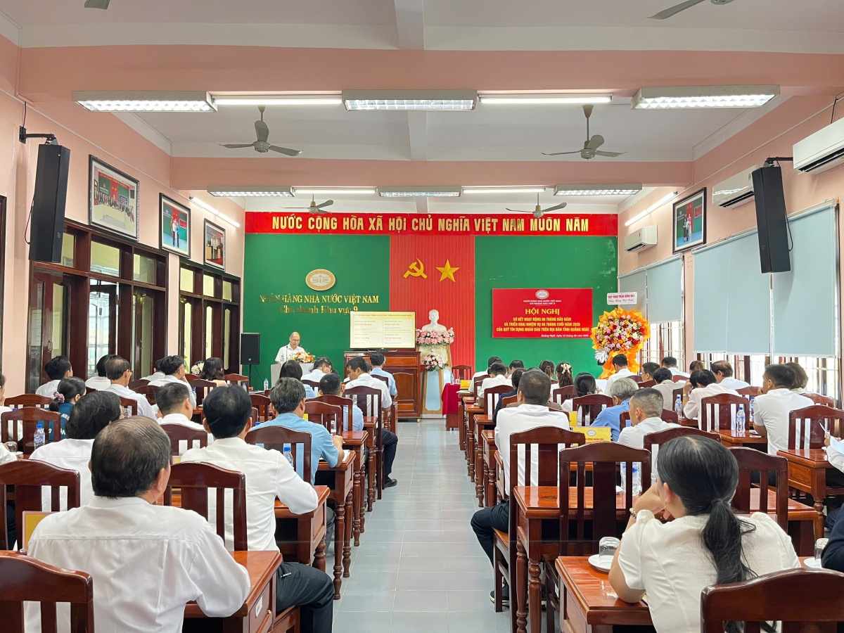 Đại diện Lãnh đạo phòng chuyên môn NHNN KV9 trao đổi báo cáo tại Hội nghị