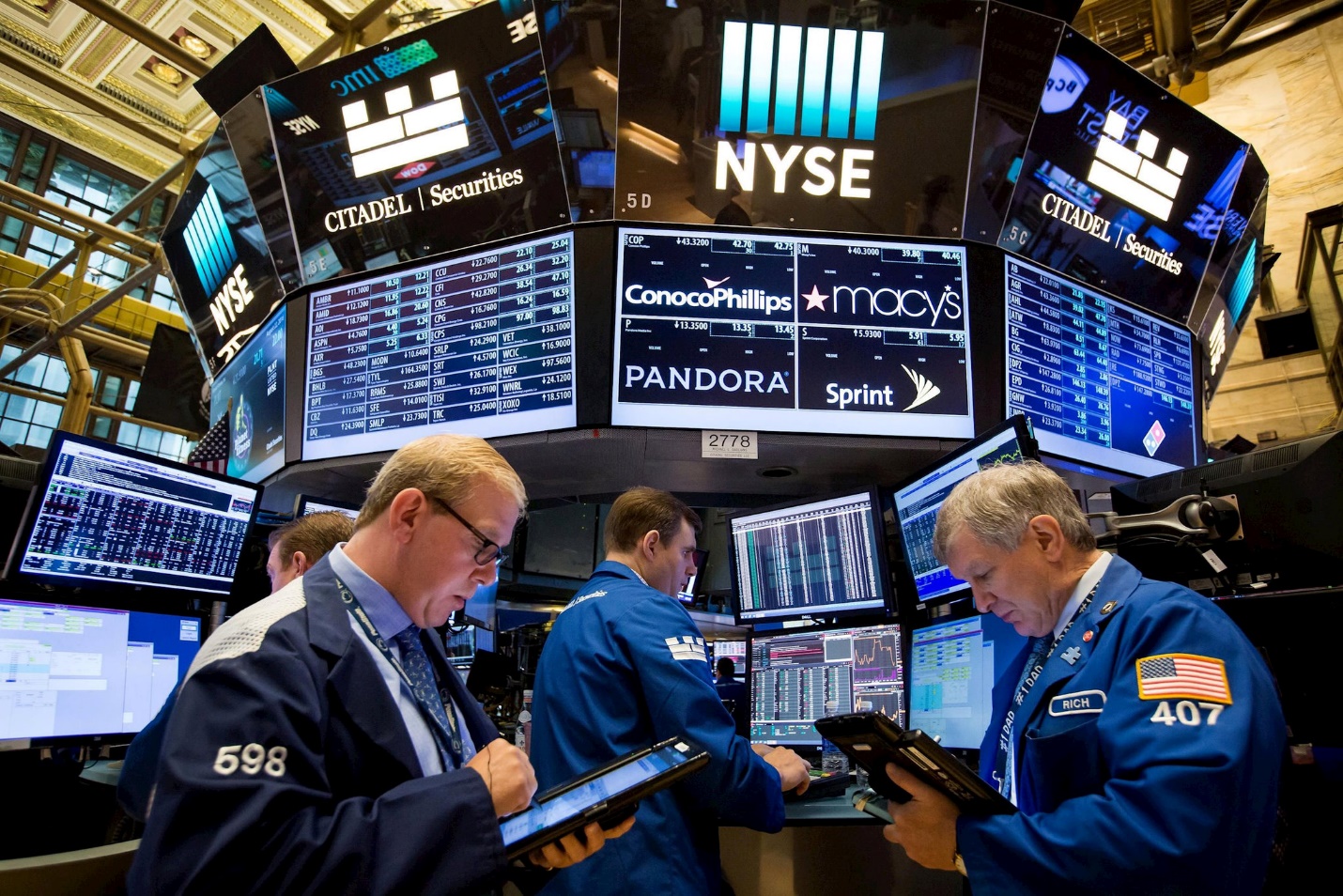 Nasdaq tiếp tục lao dốc, điều gì đang xảy ra với cổ phiếu bán dẫn?