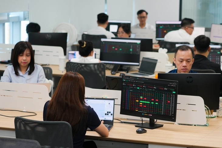 Mua gì phiên 25/6? Chuyên gia ưu tiên HNG, MCH và NLG