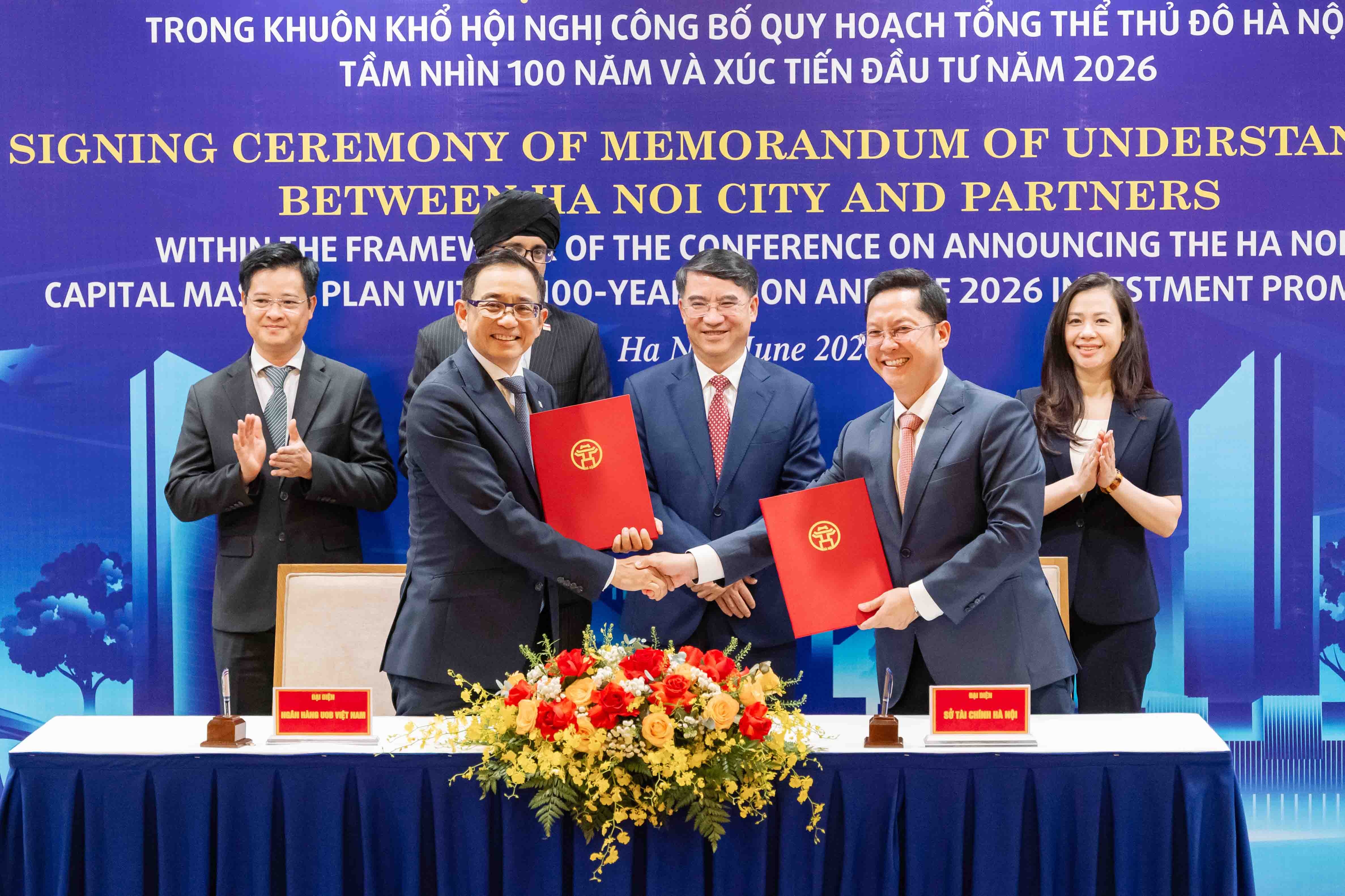 Ông Victor Ngo (bên trái) đại diện Ngân hàng UOB Việt Nam ký kết bản ghi nhớ với Sở Tài chính