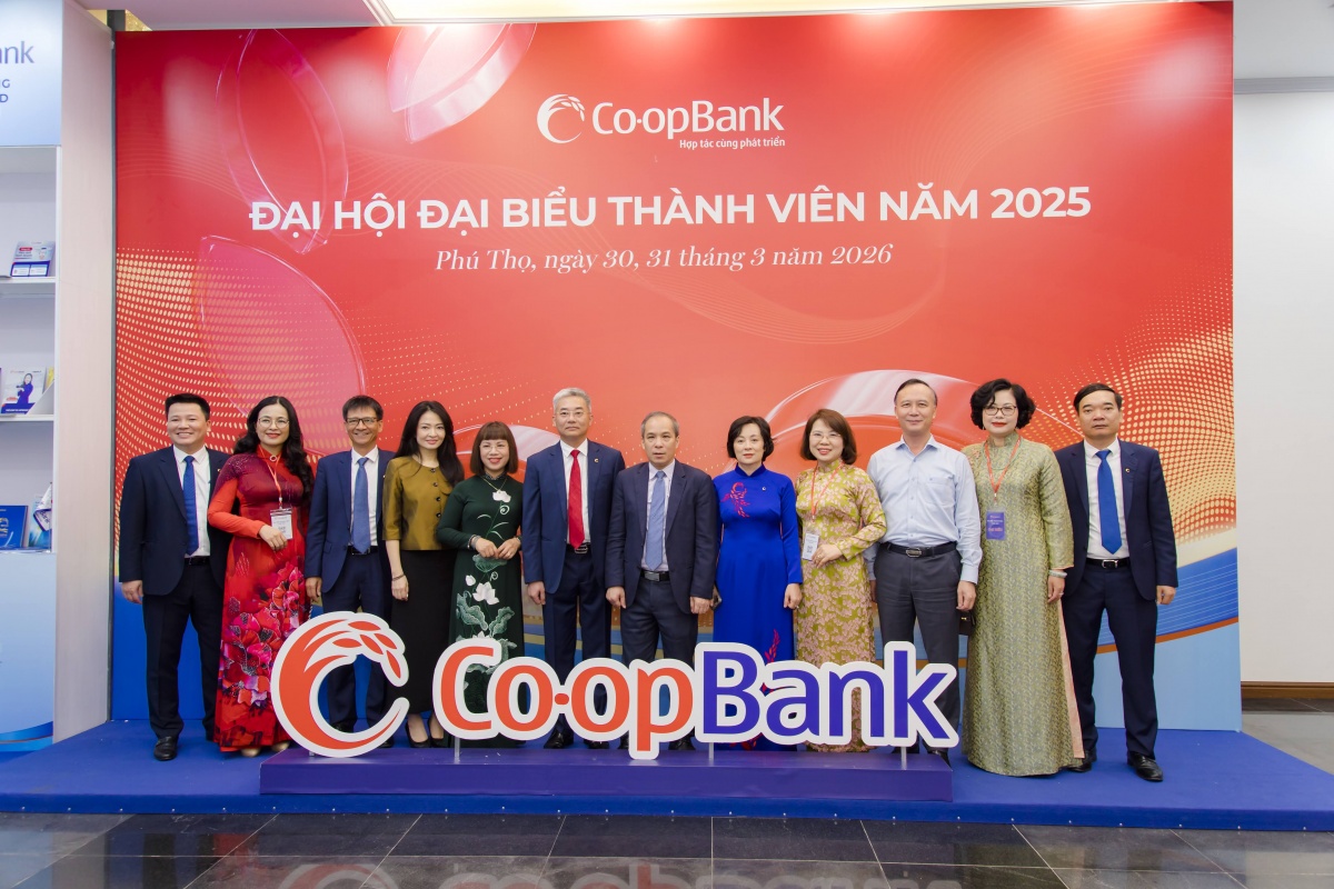 Ông Đoàn Thái Sơn - Phó Thống đốc Thường trực NHNN Việt Nam cùng đại diện một số lãnh đạo thuộc NHNN, NHNN Khu vực 4, lãnh đạo Co-opBank chụp ảnh lưu niệm tại Đại hội Đại biểu Thành viên Co-opBank năm 2025