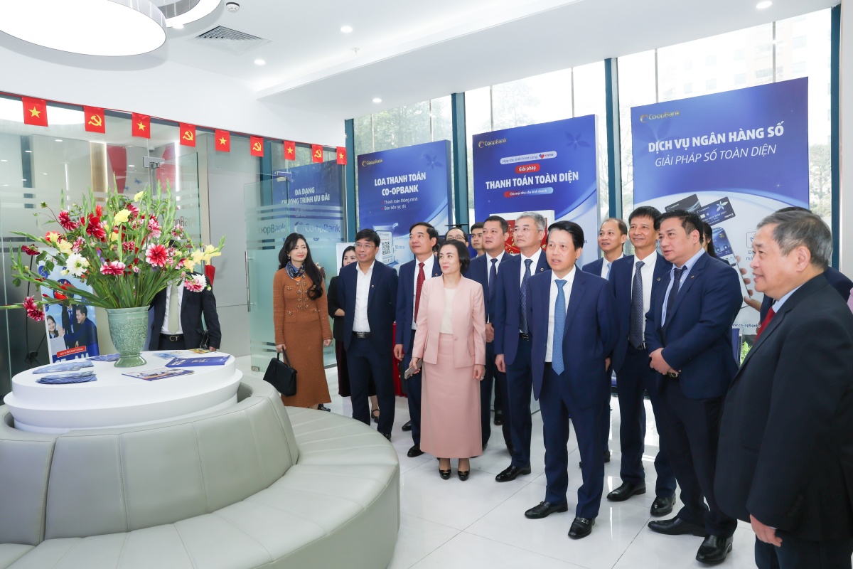 Ông Phạm Tiến Dũng - Phó Thống đốc NHNN Việt Nam thăm Trung tâm Thẻ và Dịch vụ Ngân hàng số Co-opBank