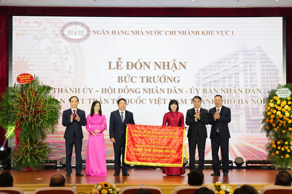 Thành ủy – Hội đồng Nhân dân - Ủy ban Nhân dân – Ủy ban Mặt trận Tổ quốc Việt Nam TP. Hà Nội trao tặng Bức trướng cho NHNN Khu vực 1 nhân Kỷ niệm 75 năm thành lập