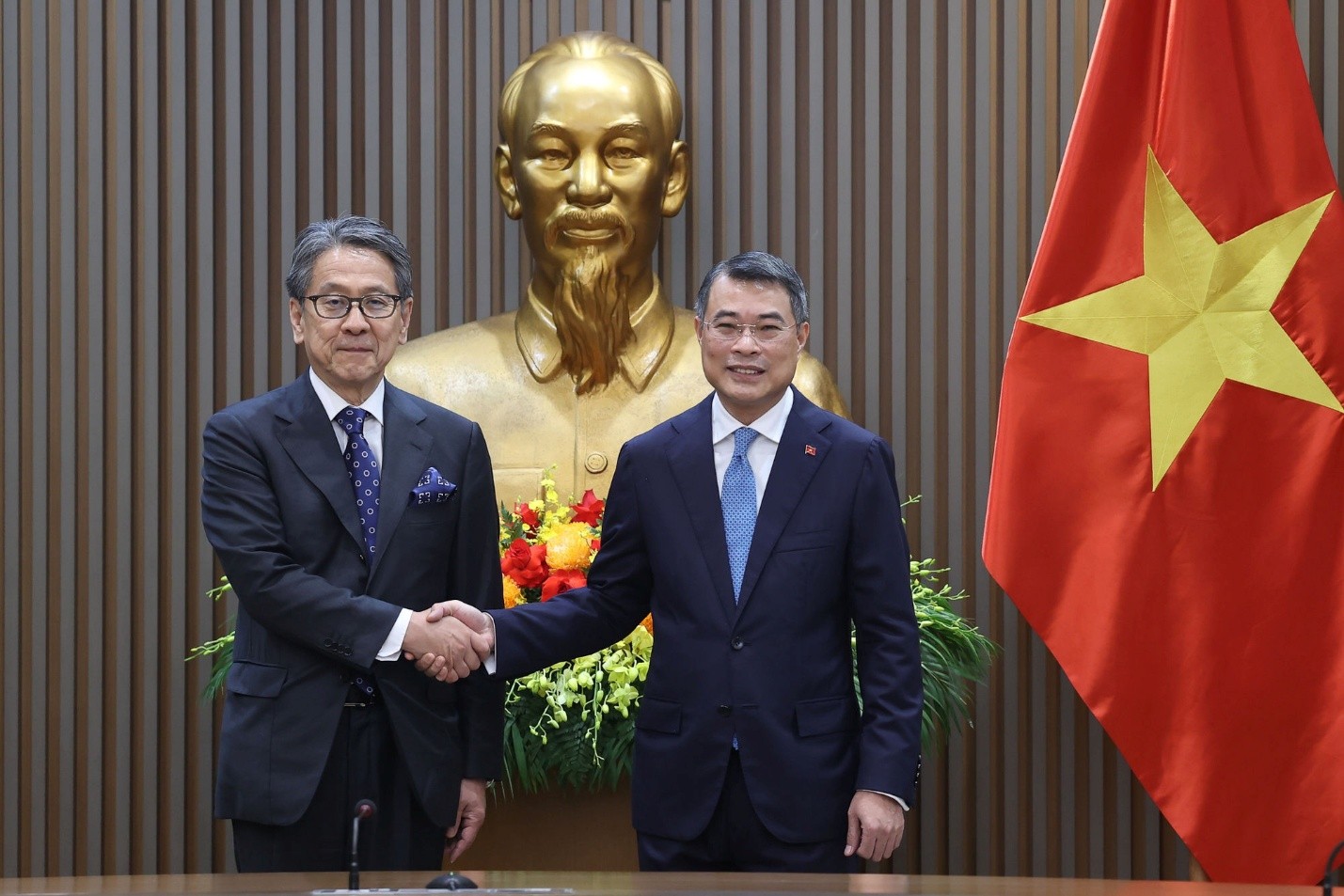 Thủ tướng Lê Minh Hưng và Chủ tịch Ngân hàng Hợp tác Quốc tế Nhật Bản (JBIC) Maeda Tadashi.jpg